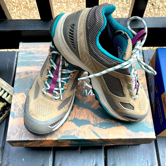 VASQUE HIKING BOOTS - Picture 2 of 11